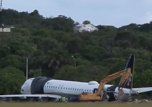 Somente oito dias depois do ocorrido, a aeronave foi retirada do local e levada para a perícia. A intenção é saber exatamente o que provocou o incidente. A companhia aérea não informou o motivo da aeronave não ter conseguido parar na pista.