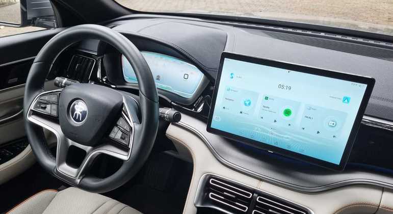 Song Plus tem central multimídia giratória com conexão com Android Auto e Apple CarPlay