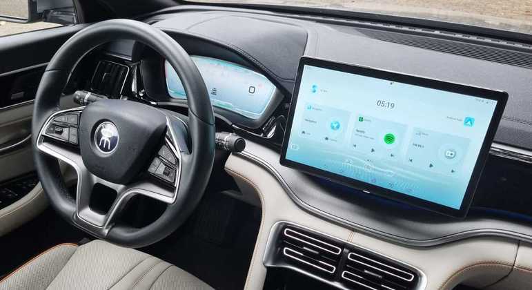Modelo tem central multimídia giratória com conexão com Android Auto e Apple CarPlay