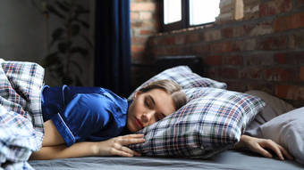 週末にもっと寝るだけでは、睡眠不足を補うのに十分ではない – News