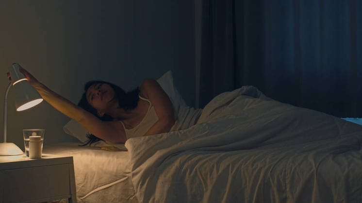 Durma bemO sono é considerado o terceiro pilar da vida saudável, junto com alimentação e exercícios físicos. Enquanto dormimos, o corpo regula uma série de funções. Pessoas com uma qualidade de sono ruim costumam ter mais dificuldade para se recuperar de algumas doenças. O ideal, segundo especialistas, é dormir entre sete e nove horas por noite 