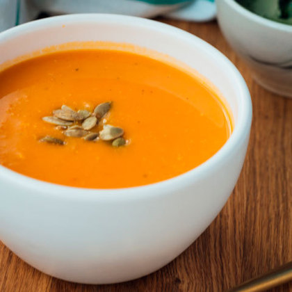 Sopa de cenoura com arroz. Outra opção leve é a sopa de cenoura, uma verdadeira aliada contra doenças estomacais. É recomendada a adição de arroz à sopa, pois este ajuda a regularizar o intestino.