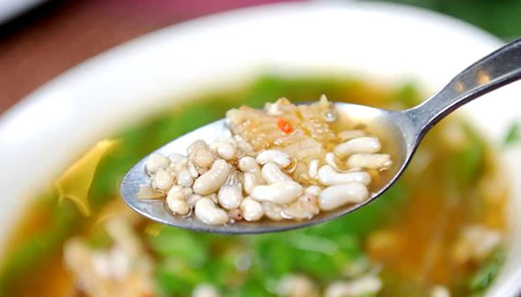 Sopa de ovos de formiga - No Laos, a Gaeng Kai Mot Daeng é uma sopa que mistura embriões de formiga branca com ovos de formiga. 