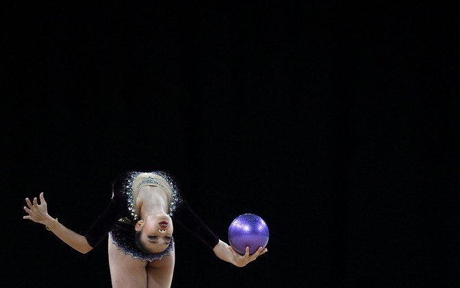Sophia Jin Wen Ho, de Singapura, compete com a bola na qualificação individual e na final da prova de ginástica rítmica por equipes na Arena Birmingham, no sétimo dia dos Jogos da Commonwealth, em 4 de agosto
