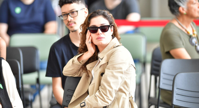 Sophie Charlotte se emociona no velório de Gal Costa