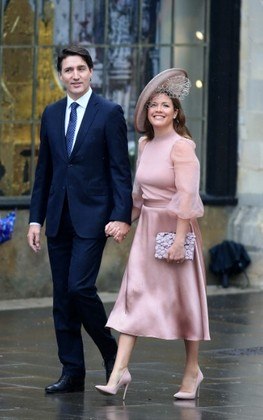 Casada com o primeiro-ministro canadense, Justin Trudeau, Sophie Trudeau estava de rosa-claro. A canadense aposotu em um vestido midi, com mangas bufantes de tule