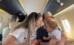 O casal, que tem os filhos Theo e Fernanda, costuma viajar de jatinho, seja a passeio, seja para cumprir a agenda profissional do cantor
