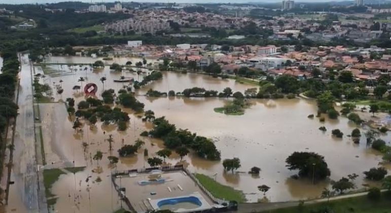 Chuva intensa deixou diversos bairros de Sorocaba alagados