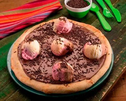 Sorvete - Essa pizza doce é composta por chocolate preto ou branco, com uma bolas de sorvete em cima. Também pode enfeitar com chocolate granulado. Sugerida por Mavalerio.