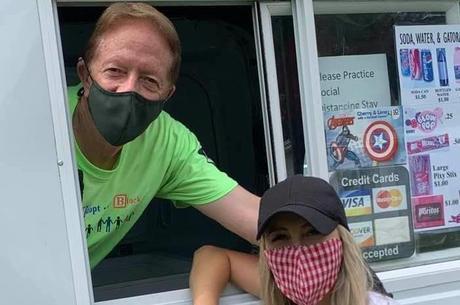 Bill e sua filha se protegendo durante a distribuição 