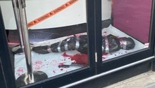 Sorveteria causa polêmica ao exibir cena de assassinato em vitrine: 'É insensível' 