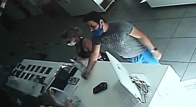 Homem entrou no local com máscara no rosto, mas sem tapar o nariz