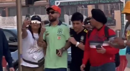 'Neymar' cercado por fãs
