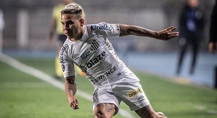 Soteldo prometeu falar sobre saída do Santos