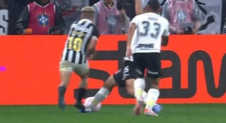 Soteldo pisa no pé de Bruno Méndez, que está fixo no gramado. Pênalti inexistente para o Santos