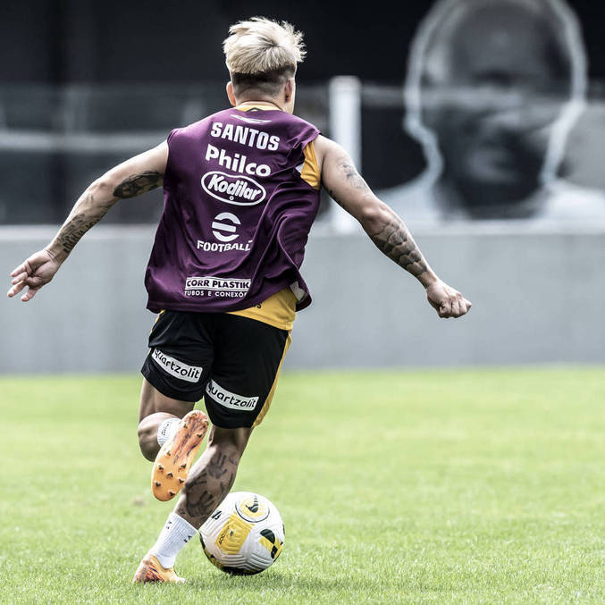 Soteldo em treino na Vila Belmiro: esperança santista de passes decisivos e gols