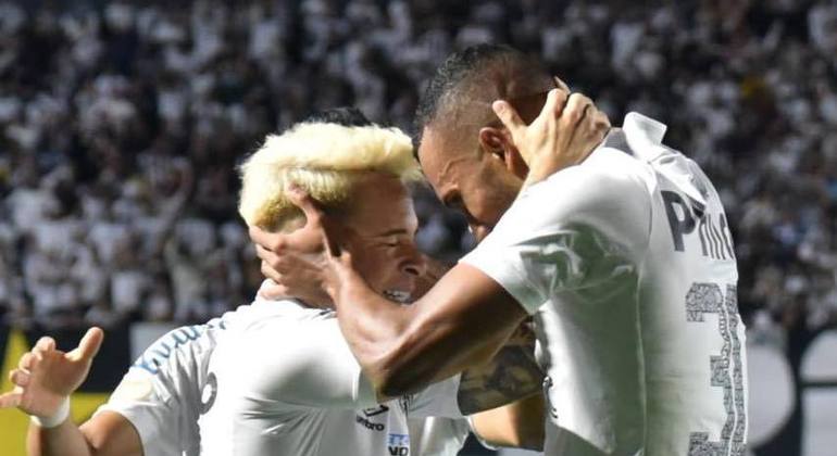 Soteldo e Lucas Braga festejam gol para o Santos na Vila Belmiro 