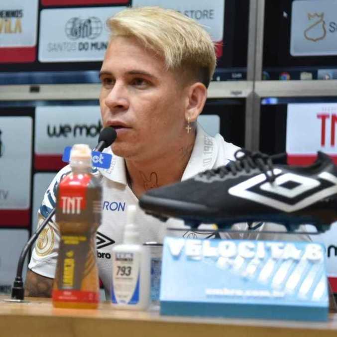 O camisa 10 Soteldo durante apresentação no Santos na tarde desta quarta-feira