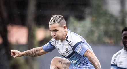 Soteldo vem tratando da entorse sofrida no tornozelo esquerdo