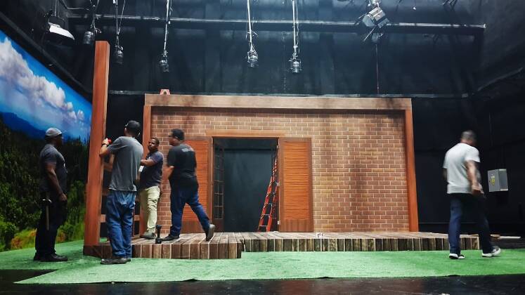 Em seguida, surgiu a ideia de surpreender e fazer com que os filhos resgatassem memórias com a mãe. Nos estúdios da RECORD, foi construída uma cópia da varanda da casa que a família viveu na Serra da Cantareira (SP). Quando João e Pedro chegaram lá, as reações foram emocionantes