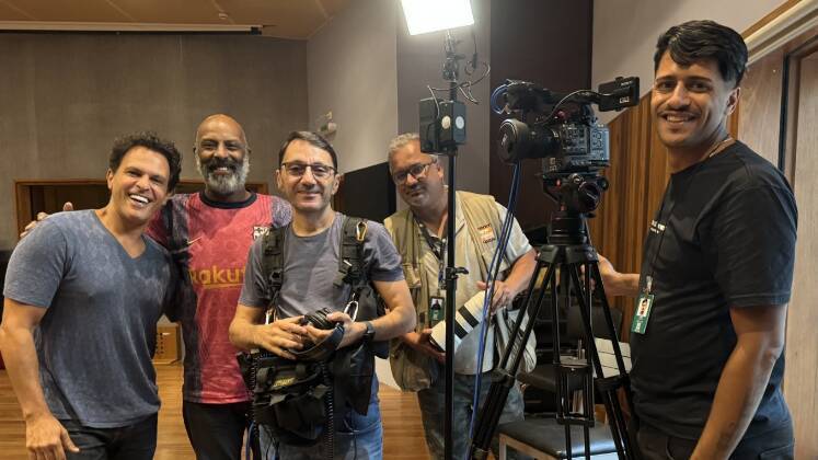 Quando foram discutidas como seriam as questões de roteirização e edição do documentário, a equipe decidiu que as entrevistas com os filhos da cantora seriam as primeiras gravações, feitas em lugares separados um do outro. João recebeu a equipe em São Paulo e Pedro, em Cotia (SP)