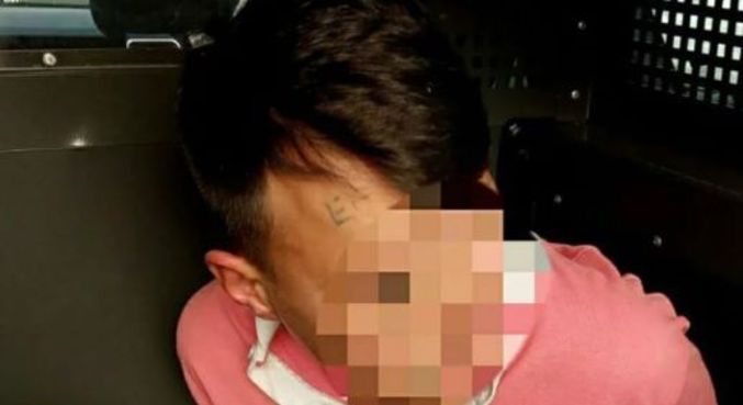 Homem detido por suspeita de furto; em 2017, ele teve a testa tatuada com a frase 'sou ladrão e vacilão'  