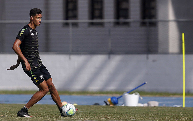 Sousa (Zagueiro) - Integrado aos profissionais desde a saída de Joel Carli, Sousa vai ser um dos líderes do time preliminar do Botafogo. Ele se destaca pela qualidade técnica, coberturas em velocidades e saída de bola em passes curtos. Impressiona a comissão técnica do Botafogo.