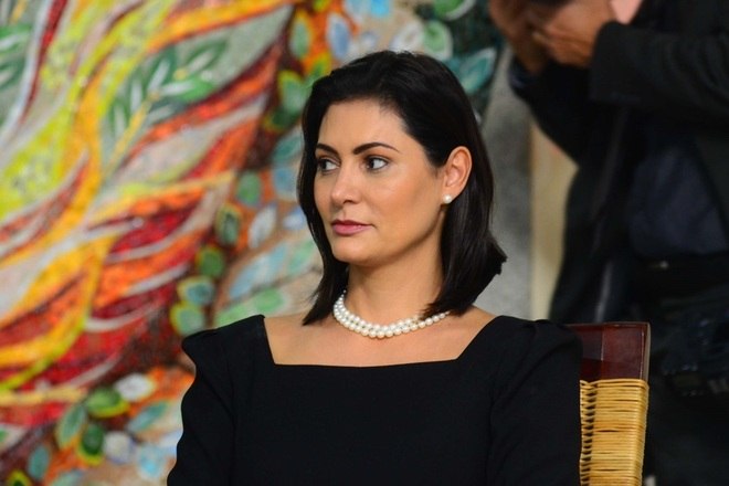 7 - Trabalho voluntÃ¡rio. Outra influÃªncia da primeira-dama, decreto assinado pelo presidente Bolsonaro em 28 de agosto autoriza a concessÃ£o de licenÃ§a para capacitaÃ§Ã£o de servidores pÃºblicos federais para a realizaÃ§Ã£o de cursos conjugados com atividades voluntÃ¡rias.

 O objetivo Ã© estimular a prÃ¡tica de trabalho voluntÃ¡rio no paÃ­s. 'O trabalho voluntÃ¡rio Ã© um dos mais importantes pilares de um mundo mais justo e de uma naÃ§Ã£o mais voluntÃ¡ria', destacou a primeira-dama