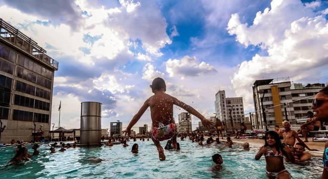 Crianças aproveitam a tarde de calor desta terça-feira (18) em São Paulo
