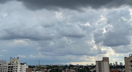 Dia amanhece ensolarado em SP