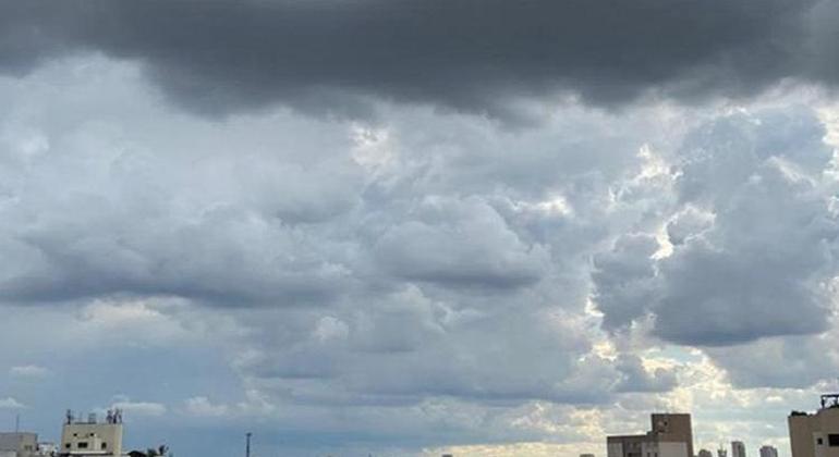 Céu com muitas nuvens predomina na capital paulista nesta quinta-feira (31)
