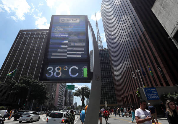 A cidade de São Paulo também bateu recordes de temperatura em 2023. Segundo o CGE (Centro de Gerenciamento de Emergências Climáticas), no dia 13 de novembro, a média chegou aos 37,8°C — o maior valor já registrado para o mês de novembro desde o início das medições do órgão, em 2004. O recorde anterior era de 36,9°C, aferido em 12 de novembro. A maior máxima absoluta (aquela registrada em um único local) ocorreu no bairro da Vila Mariana, na zona sul, com 39,5°C. Essa também é a maior marca absoluta de todo o mês de novembro
