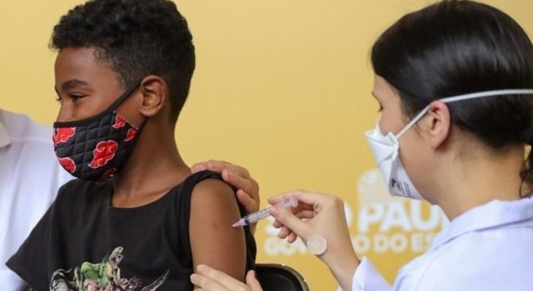 Crianças de 6 a 11 anos recebem dose da CoronaVac na cidade de São Paulo