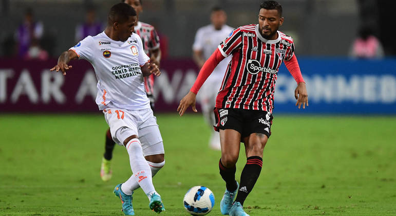 Reinaldo, do São Paulo, disputa bola em partida contra o Ayacucho