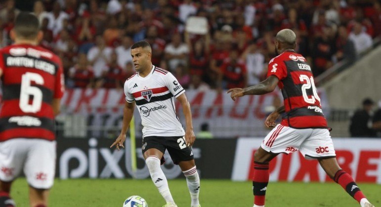 São Paulo enfrenta o Flamengo na última rodada; resultado do jogo pode atrapalhar título do Palmeiras