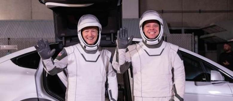 Trajes são futuristas, mas precisam ser práticos e seguros