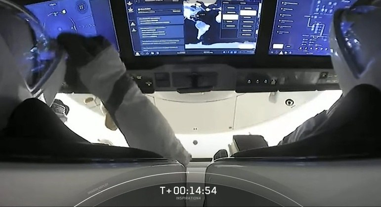 Tripulantes abriram as viseiras momentos após a Dragon se separar da Falcon 9