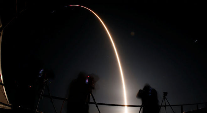 Lançamento do foguete Falcon 9 é adiado devido a ventos fortes
