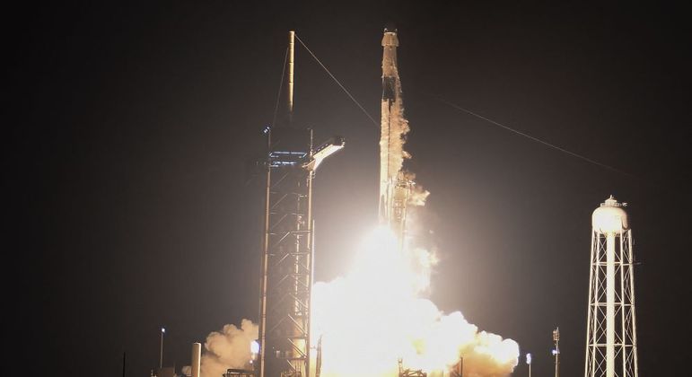 Momento em que o foguete decola no Centro Espacial Kennedy, na Flórida
