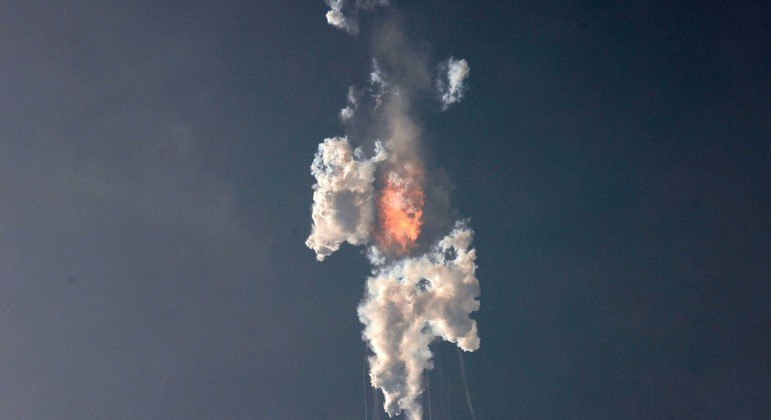 Foguete explodiu quatro minutos após o lançamento