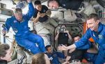 A tripulação — integrada pelos americanos Stephen Bowen e Warren Hoburg, pelo russo Andrei Fediayev e por Sultan Al Neyadi, dos Emirados Árabes Unidos — entrou na ISS duas horas depois. A Crew-6 substituirá os quatro membros da Crew-5 (dois americanos, um russo e um japonês), que chegaram à ISS em outubro de 2022 e retornarão à Terra na própria nave SpaceX. Na imagem, tripulantes atuais e novos se congratulam