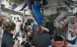 Fediayev é o segundo russo a viajar até a ISS em uma nave da SpaceX, embora astronautas americanos utilizem com frequência naves russas Soyuz. A ISS é um dos últimos campos de cooperação entre Rússia e Estados Unidos. Na foto, um abraço em gravidade zero