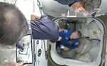 Quatro astronautas da missão SpaceX Dragon Crew-6 entraram na Estação Espacial Internacional (ISS) nesta sexta-feira (3), de acordo com uma transmissão ao vivo da Nasa. A nave SpaceX Dragon Endeavour chegou à estação orbital às 3h40 (horário de Brasília), informou a agência espacial americana em um comunicado. A SpaceX é uma empresa do bilionário Elon Musk. Na foto, tripulantes da ISS recebem os novos 'inquilinos'