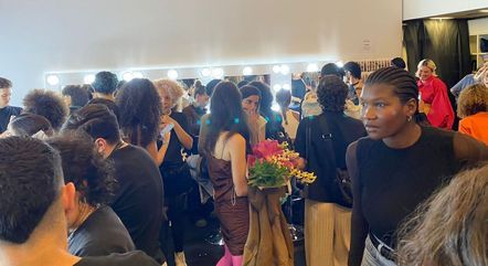 R7 acompanhou bastidores de defile no SPFW