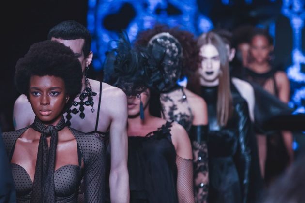 Os modelos da Walério Araújo mostram as roupas em tons escuros da marca
