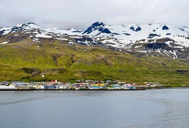 Spitsbergen (Noruega): É a maior e a única ilha habitada do arquipélago de Svalbard, situado no Ártico norueguês. O lugar conta com paisagens deslumbrantes, incluindo fiordes, geleiras, montanhas e uma vasta vida selvagem, como ursos polares, renas e aves marinhas. 