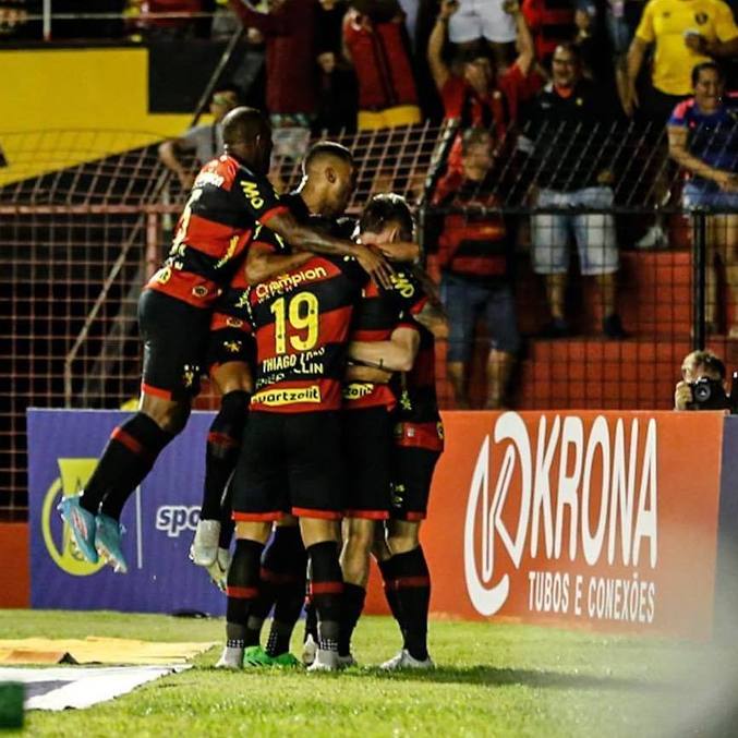 Jogadores do Sport festejam o primeiro gol marcado por Denner na Ilha do Retiro