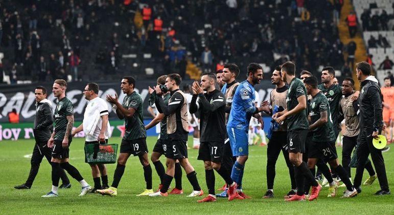 Cumprimentos do time do Sporting, depois do seu sucesso em Istambul