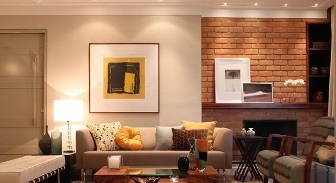 Spot de luz ilumina os objetos decorativos do ambiente