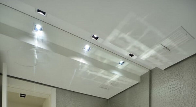 Spot de luz para iluminação da bancada do banheiro